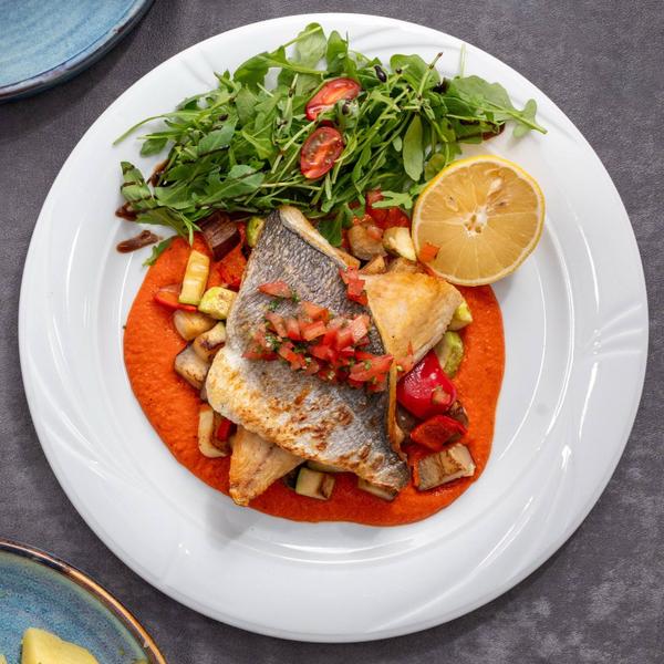 File de dorada pe pat de legume și cremă de ardei copți